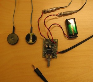 Picture of the output setup with amplifier, two C-2 actuators and a 9 V battery.
